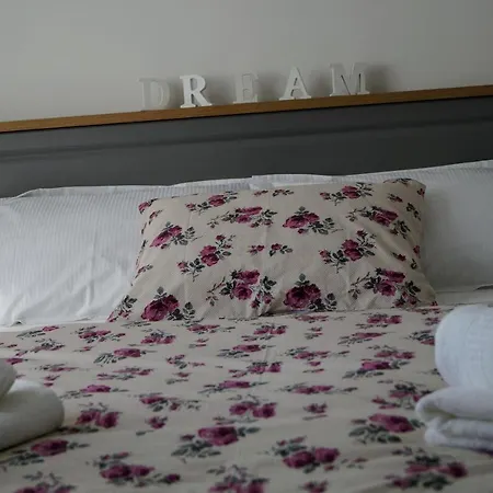 Ivona With Beautiful Seaview Apartman Makarska